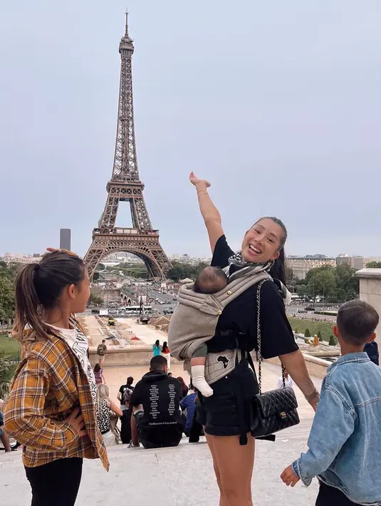Kebahagiaan pun terlihat di wajah wanita yang akrab disapa Mama Jen ini saat melihat menara Eiffel. Bersama ketiga buah hatinya, ia pun tampak begitu menikmati momen di Paris. (Liputan6.com/IG/@jenniferbachdim)