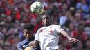 Gelandang Liverpool, Demetri Mitchell, duel udara dengan pemain Manchester United, Rafael Camacho, pada laga ICC 2018 di Stadion Ann Arbor, Michigan, Minggu (29/7/2018). Liverpool menang 4-1 atas Manchester United. (AP/Carlos Osorio)