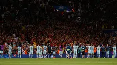  Para pemain belgia melakukan selebrasi bersama para suporter usai pertandingan melawan Hungaria pada babak 16 besar Euro 2016 di Stadion Municipal di Toulouse, Prancis, (27/6). Belgia menang atas Hungaria dengan skor 4-0. (REUTERS/Sergio Perez)