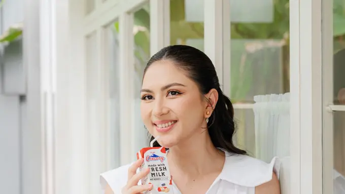 Jessica Mila menikamti susu tanpa tambahan gula dari Cimory. Dok. Cimory