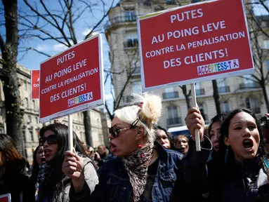 Pekerja seks komersial (PSK) berunjuk rasa di dekat Gedung Majelis Nasional Prancis, Rabu (6/4). Aksi itu digelar setelah Parlemen Prancis meloloskan undang-undang yang menghukum pengguna layanan PSK dengan denda sekitar Rp56,4 juta (THOMAS SAMSON/AFP)
