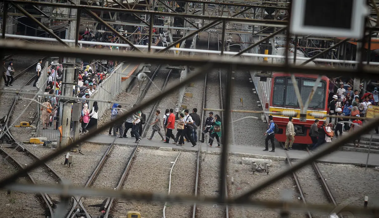 PT Kereta Api Commuter Jabodetabek (KCJ) akan menaikkan tarif KRL Commuter Line mulai 15 Oktober 2014, Jakarta, (7/10/14). (Liputan6.com/Faizal Fanani) 