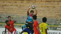 Persija Jakarta gagal meraih tiga poin setelah bermain imbang 1-1 melawan Persegres Gresik United pada pekan ke-12 Liga 1 2017 di Stadion Tri Dharma, Gresik, Selasa (4/7/2017). (Bola.com/Fahrizal Arnas) 