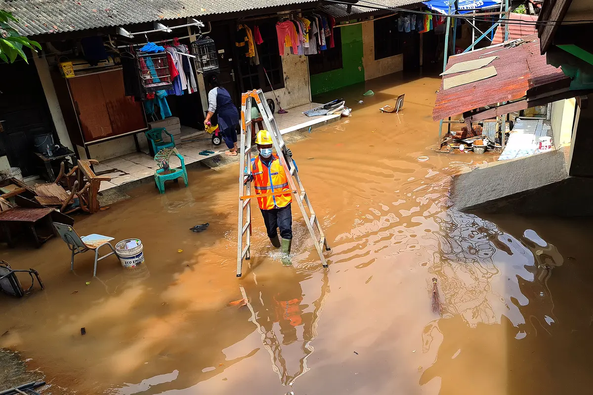 FOTO: Kesibukan Petugas PLN Amankan Jaringan Listrik Saat Banjir