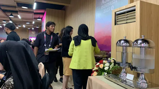 Para jurnalis peliput KTT ke-42 ASEAN 2023 tengah menikmati hidangan yang disediakan di media center di Hotel Bintang Flores, Labuan Bajo, Nusa Tenggara Timur (NTT). (Liputan6/Benedikta Miranti)