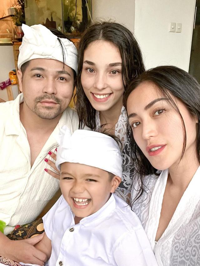 6 Momen Jessica Iskandar dan Keluarga Jalani Melukat, Hargai Budaya Setempat