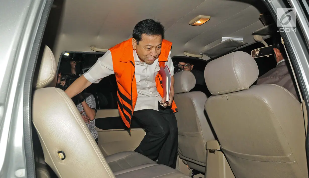 Terdakwa kasus korupsi KTP Elektronik Setya Novanto memasuki mobil bersiap meninggalkan Gedung KPK usai menjalani pemeriksaan, Jakarta, Selasa (30/1). (Liputan6.com/Herman Zakharia)