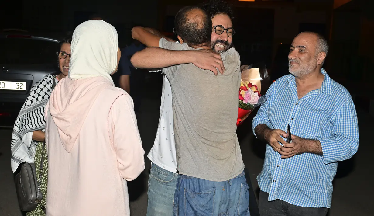 Omar Radi, seorang jurnalis dan aktivis dipeluk oleh anggota keluarganya saat dibebaskan dari penjara di Tifelt, Maroko, Senin (29/7/2024). (AP Photo)