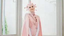 Dalam momen peluncuran brand skincare barunya, Irish tampak mengusung tema serba pink. Bahkan, dirinya tampil dengan busana serba pink lengkap dengan headpiece.(Liputan6.com/IG/@_irishbella_)