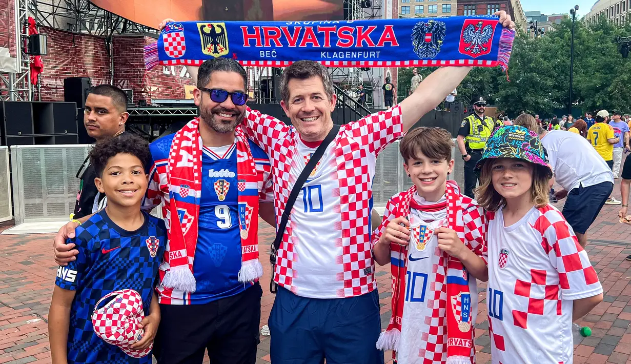 Keluarga suporter Kroasia dari berbagai usia berpose dengan syal dan jersey tim nasional di FIFA Fan Festival Boston, AS, sebelum laga melawan Inggris, Rabu (17/6/2026). (KLY Sports/Hery Kurniawan/Adv/Powerade)