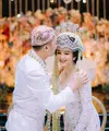 Kabar bahagia datang dari pemeran Hana Hanifah. Artis cantik ini resmi menikah dengan Randy pada Jumat (8/9/2023). Kabar bahagia itu dibagikan Hana melalui akun instagramnya. [Instagram/azter.art]