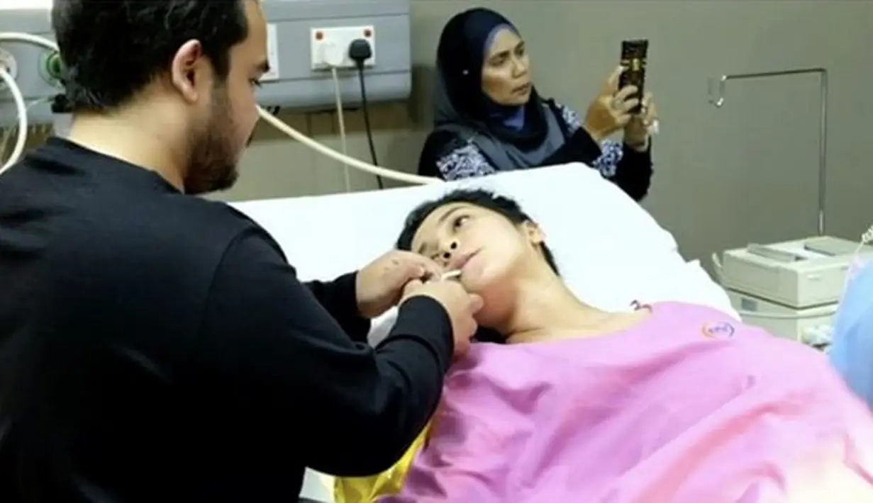 Potret kebahagian begitu terlihat dari pasangan yang menikah sejak 1 November 2015 silam. Kehadiran buah hati yang sejak lama dinantikan ini lahir dengan berat 4,0 kg dan panjang 55 cm melalui proses normal. (Instagram/tyaarifinnw)