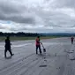 Foto kerusakan runway Bandara Domine Eduard Osok (DOE) Sorong, Papua Barat. (dok: kemenhub)