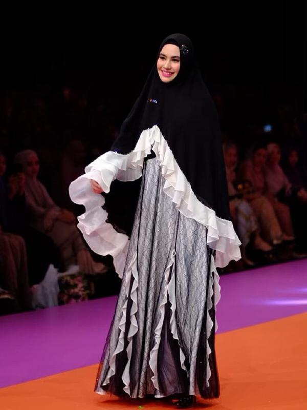 Kartika Putri kembali tampil di ajang fashion show  (Dok.Instagram/@kartikaputriworld/https://www.instagram.com/p/BvOkrDonR0t/Komarudin)