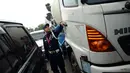Salah satu petugas keamanan gedung KPK melakukan pengecekan pada delapan truk pengaduk semen milik TB Chaeri Wardhana yang kini disita KPK. (Liputan6.com/Helmi Fithriansyah)