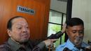 Sutan Bhatoegana saat berada di depan ruang terdakwa Pengadilan Tipikor, Jakarta, Senin (6/4/2015). Sutan, tersangka kasus dugaan penerimaan hadiah terkait penetapan APBN-P Kementerian ESDM di DPR RI. (Liputan6.com/Herman Zakharia)