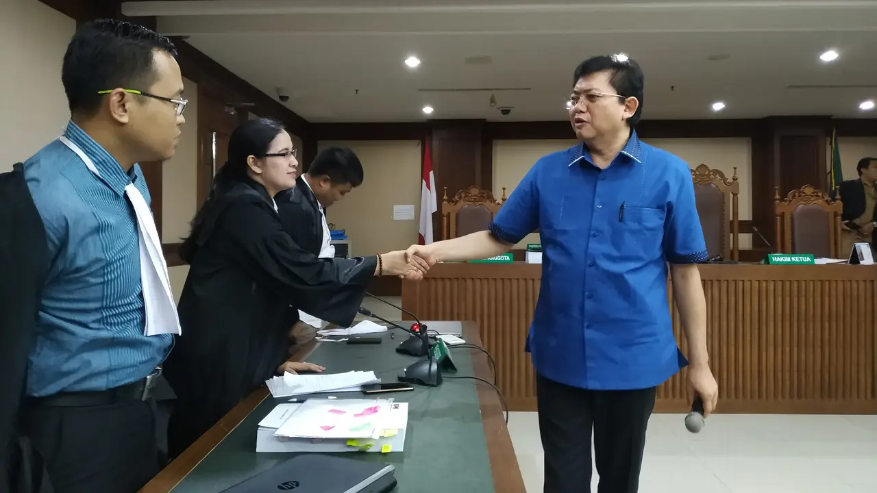 Advokat Lucas usai sidang di Pengadilan Tipikor Jakarta