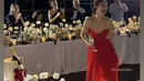 Sementara itu, Nana tampil elegan dengan dress merah asimetris model spaghetti strap. Dipadukan stiletto heels nya.  [@ranaa27]