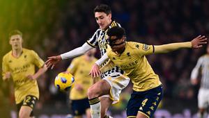 Pemain Genoa, Koni De Winter (kanan) berebut bola dengan pemain Juventus, Andrea Cambiaso pada laga lanjutan Liga Italia 2023/2024 di Stadion Luigi Ferraris, Genoa, Italia, Sabtu (16/12/2023) dini hari WIB. Terdapat pula angka 130 di bawah logo genoa yang berbentuk Griffin (makhluk mitologis bertubuh singa dengan kepala dan sayap rajawali). (AFP/Marco Bertorello)