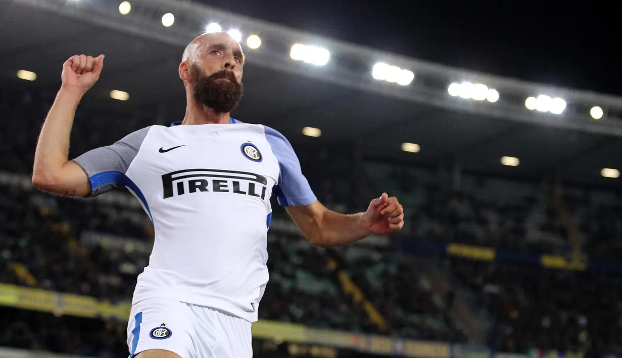 Pemain Inter Milan, Borja Valero berselebrasi setelah mencetak gol ke gawang Hellas Verona dalam lanjutan pertandingan Liga Serie A Italia di Marc'Antonio Bentegodi, Selasa (31/10). Inter menang 2-1 atas tuan rumah Verona. (Filippo Venezia/ANSA via AP)