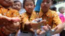 Sejumlah siswa mencuci tangan di SD Negeri 15 Karet Tengsin, Jakarta, Rabu (18/10). Kegiatan yang diadakan operator penyedia air Palyja tersebut bertujuan pentingnya mencuci tangan dan pola hidup bersih dan sehat sejak dini. (Liputan6.com/Fery Pradolo)