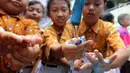 Sejumlah siswa mencuci tangan di SD Negeri 15 Karet Tengsin, Jakarta, Rabu (18/10). Kegiatan yang diadakan operator penyedia air Palyja tersebut bertujuan pentingnya mencuci tangan dan pola hidup bersih dan sehat sejak dini. (Liputan6.com/Fery Pradolo)