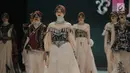 Model mengenakan busana rancangan Gita Orlin pada ajang Indonesia Fashion Week (IFW) 2019 di Jakarta Convention Center, Kamis (28/3). Desian Gita Orlin kali ini terinspirasi dari kecantikan “Tenun Sumba” yang bertajuk “Wairinding". (Liputan6.com/Faizal Fanani)