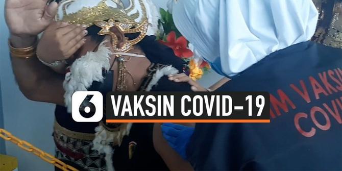 VIDEO: Momen 'Wayang' Tutup Mata Saat Disuntik Vaksin Covid-19