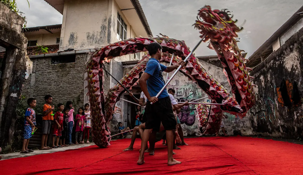 <p>Kelompok atraksi Liong berlatih jelang perayaan Tahun Baru Imlek di Bogor, Jawa Barat, 9 Januari 2023. Tahun Baru Imlek 2023 akan jatuh pada 22 Januari. (ADITYA AJI/AFP)</p>
