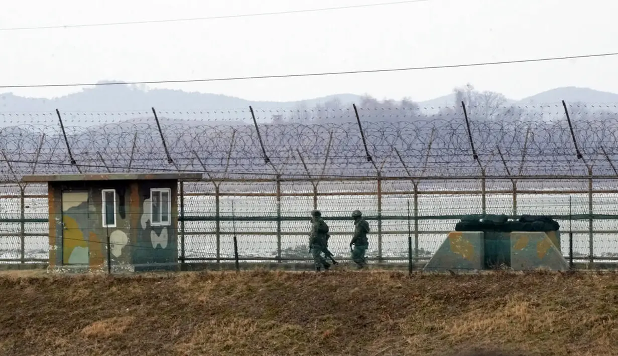 Tentara Korea Selatan berpatroli sepanjang pagar kawat berduri dekat perbatasan dengan Korea Utara di Paju, Korea Selatan, Rabu (5/1/2022). Peluncuran rudal balistik Korea Utara dinilai menjadi sinyal Pyongyang tidak tertarik untuk kembali dengan pembicaraan denuklirisasi. (AP Photo/Ahn Young-joon)