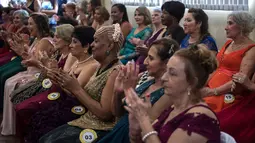 Sejumlah kontestan mengikuti kontes kecantikan untuk wanita lansia menjelang Hari Ibu, di Sao Paulo, Brasil (10/5). Acara yang digelar bersamaan dengan penyelenggaraan hari Ibu ini mendapat sambutan meriah dari kaum lansia Brasil. (AFP/Nelson Almeida)