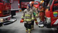 Petugas perempuan pemadam kebakaran Diskar PB Kota Bandung baru bertugas memadamkan api. (Liputan6.com/Huyogo Simbolon)