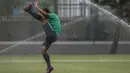 Gelandang Timnas Indonesia, Irfan Jaya, melakukan pemanasan saat latihan di Lapangan ABC Senayan, Jakarta, Jumat (19/1/2018). Pemusatan latihan ini dilakukan jelang Asian Games 2018. (Bola.com/Vitalis Yogi Trisna)