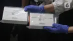 Petugas menunjukan vaksin COVID-19 Sinovac sebelum dimasukkan ke dalam lemari pendingin saat tiba di Gudang UPTD Farmasi Kabupaten Bekasi, Tambun, Jawa Barat, Rabu (27/1/2021). Sebanyak 12.000 dosis vaksin COVID-19 dari Biofarma Bandung tiba di Kabupaten Bekasi. (Liputan6.com/Herman Zakharia)