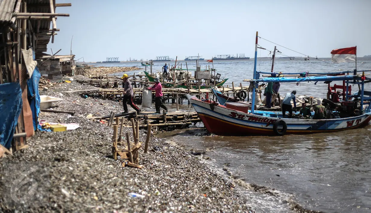 Seorang pekerja mengupas kerang hijau di kawasan Muara Angke, Jakarta, Senin (3/8/2015). Dengan penghasilan rata-rata Rp 30 ribu/hari, para buruh pengupas kerang hijau tersebut harus cukup memenuhi kebutuhan hidup keluarganya. (Liputan6.com/Faizal Fanani)