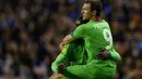 Striker Rubin Kazan Aleksandr Prudnikov (kanan) merayakan selebrasi dengan rekan setimnya Chris Mavinga setelah mencetak gol pembuka pada Liga Eropa Grup D pertandingan sepak bola antara Wigan Athletic vs Rubin Kazan di Stadion DW, Wigan (24/10/13). (AFP/