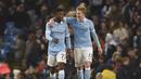 Manchester City, Kevin De Bruyne (kanan) merayakan gol bersama rekannya, Kelechi Iheanacho  pada laga piala Liga Inggris di Stadion Etihad, Manchester, Rabu (2/12/2015). Manchester City menang 4-1. (AFP Photo/Paul Ellis)