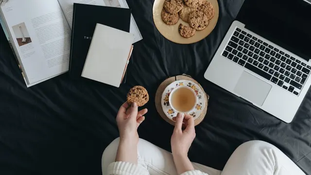 Ilustrasi ngemil, makanan kecil, camilan