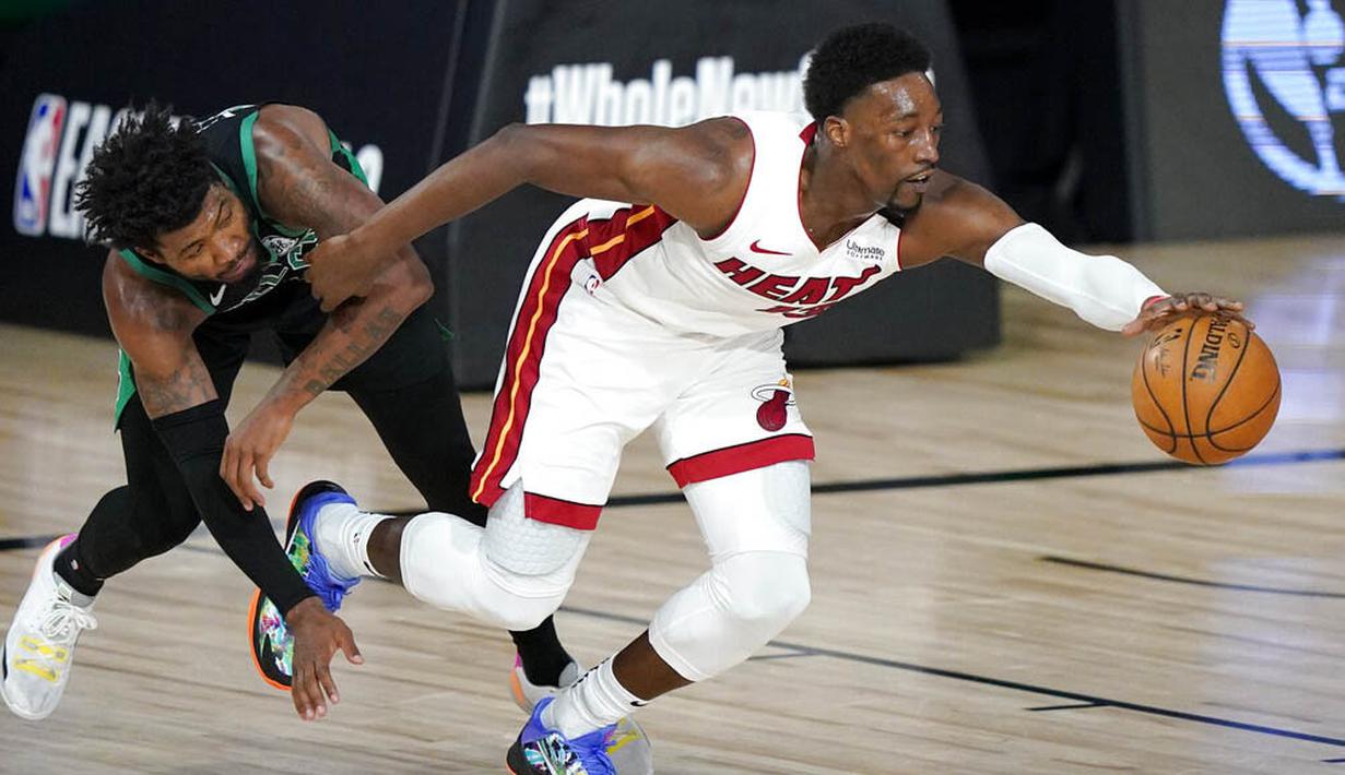 Pebasket Miami Heat, Bam Adebayo, berusaha melewati pebasket Boston Celtics, Marcus Smart, pada gim pertama final Wilayah Timur playoff NBA di SPN World of Sports Complex, Selasa (15/9/2020). Heat menang dengan skor 117-114. (AP/Mark J. Terrill)