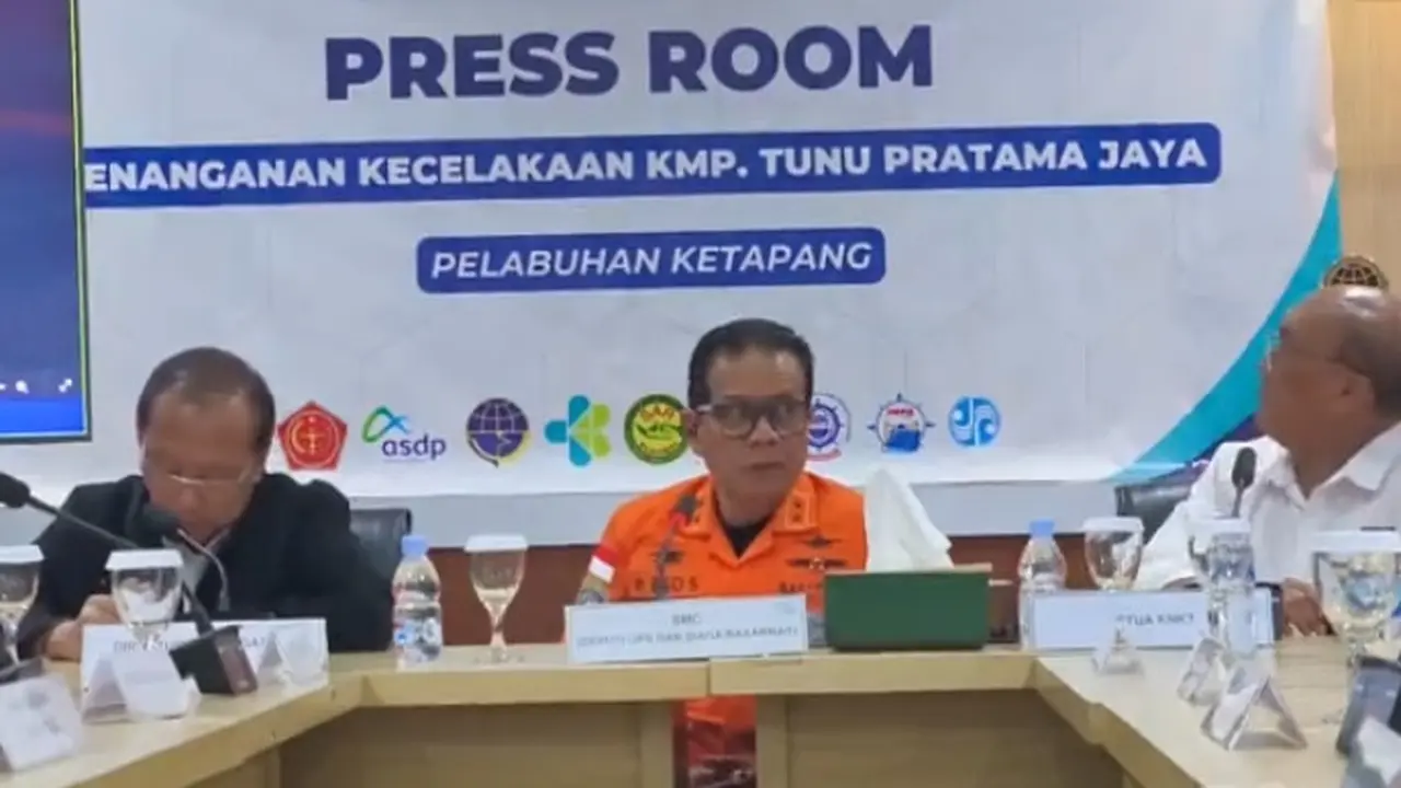 Deputi Bidang Operasi Pencarian dan Pertolongan Kesiapsiagaan Basarnas, Ribut Eko Suyanto  (Tengah) saat menggelar konfrensi pers di Pelabuhan Ketapang Banyuwangi (Istimewa)