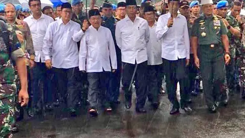 Fenomenal! Payung Biru yang Dipakai Jokowi Sudah Mulai Open Order