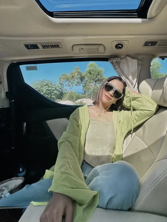 Atasan tersebut pun dipadukan dengan outer berupa kemeja warna hijau. (@andiannsyah)