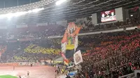 Suporter Persija Jakarta, The Jakmania, membuat koreografi di Stadion Gelora Bung Karno. (Bola.com/Muhammad Adiyaksa)