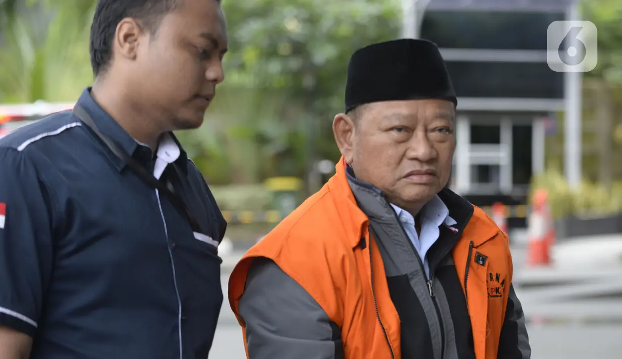 Bupati Sidoarjo nonaktif, Saiful Ilah berjalan akan menjalani pemeriksaan lanjutan di Gedung KPK, Jakarta, Kamis (20/2/2020). Saiful Ilah diperiksa sebagai tersangka untuk melengkapi berkas terkait dugaan menerima suap proyek infrastruktur di Dinas PUPR Kabupaten Sidoarjo. (merdeka.com/Dwi Narwoko)