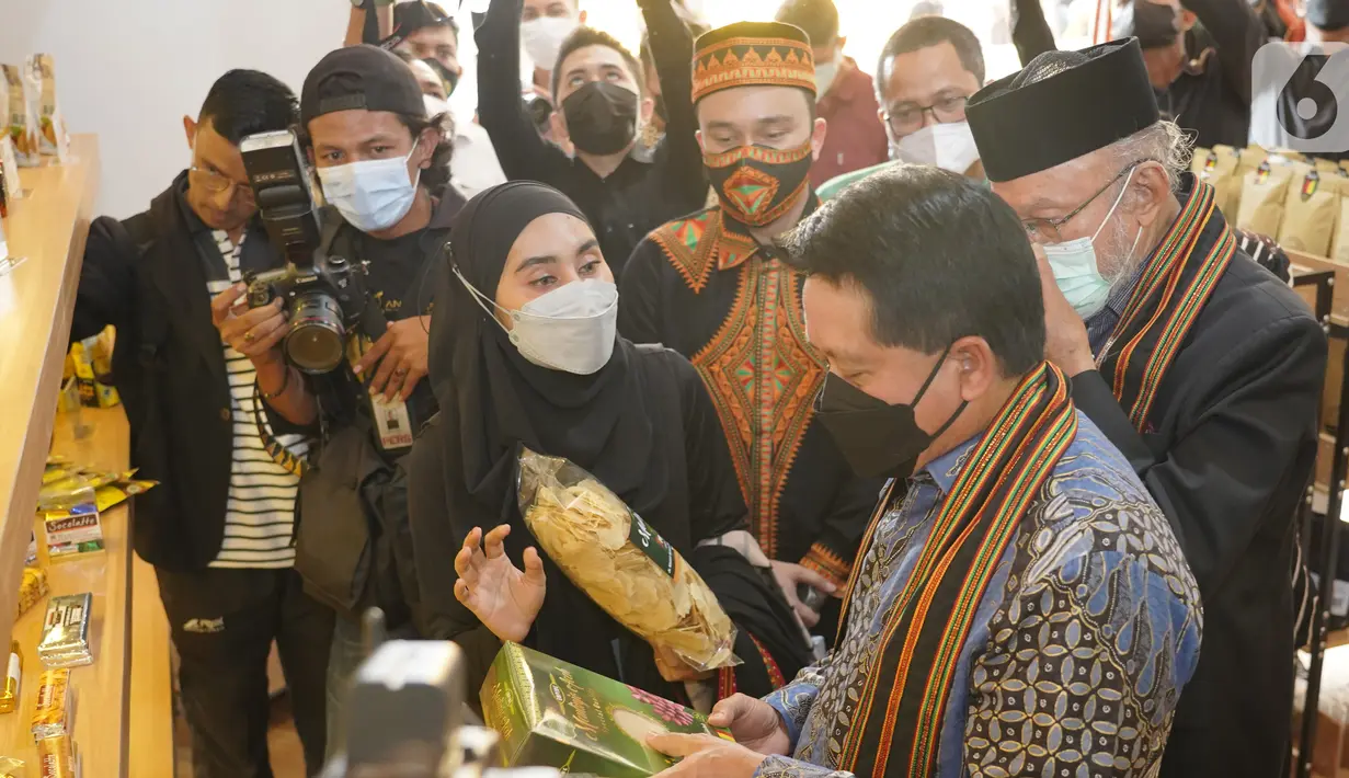 Direktur Utama Bank Syariah Indonesia (BSI) Hery Gunardi saat melihat produk UMKM usai meresmikan UMKM Centre di Banda Aceh, Rabu (29/12/2021). Kehadiran UMKM Center merupakan bagian dari upaya BSI meningkatkan kapasitas dan kapabilitas pelaku usaha di segmen tersebut. (Liputan6.com/HO/BSI)