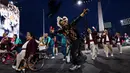 Parade kontingen Indonesia saat upacara pembukaan Pralimpiade Paris 2024 yang berlangsung di jalan raya ikonis Kota Paris, Place de la Concorde, Paris, Prancis, Rabu (28/08/2024) waktu setempat. (AFP/Franck Fife)