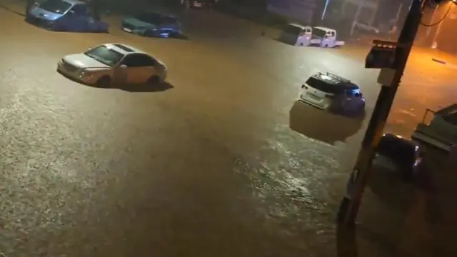 Kendaraan terendam banjir di Seocheon, Provinsi Chungcheong Selatan, Korea Selatan Rabu (10/7/2024). (Yonhap)