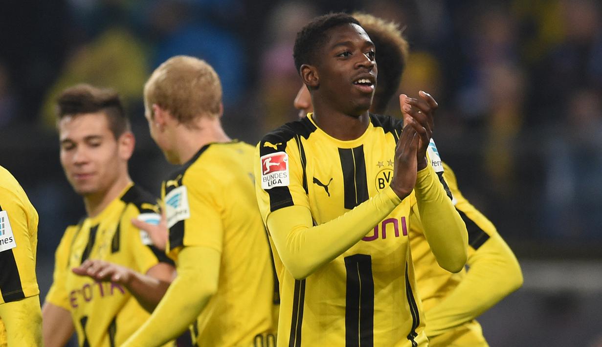 Ousmane Dembele. Sayap kanan Prancis berusia 25 tahun yang kini berstatus tanpa klub sejak akhir musim 2021/2022 usai belum memperpanjang kontraknya bersama Barcelona ini menjadi pemain termahal yang pernah direkrut Borussia Dortmund sepanjang sejarah. Ia didatangkan dari Stade Rennais di awal musim 2016/2017 dengan nilai transfer 35 juta euro atau kini setara Rp532,5 miliar. Hanya semusim bersama Dortmund dan total bermain dalam 50 laga di semua ajang dengan torehan 10 gol dan 22 assist, ia dilepas ke Barcelona pada awal musim 2017/2018 dengan mahar 140 juta euro atau kini setara Rp2,1 triliun.  (AFP/Carmen Jaspersen)