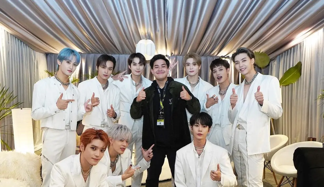 Jerome Polin mencolok dalam outfit hitam di antara seragam serbaputih NCT 127 [IG @jeromepolin]
