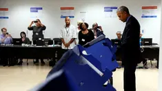 Presiden Amerika Serikat (AS) Barack Obama memberikan suaranya lebih awal untuk Pilpres AS 2016 di tempat pemungutan suara (TPS) kota Chicago, Illinois, Jumat (7/10). Chicago diketahui sebagai kampung halaman Barack Obama. (REUTERS/Jonathan Ernst)